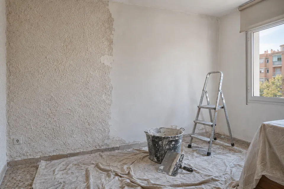 Pared a medio alisar: una mitad con gotelé y la otra con el enlucido liso recién aplicado