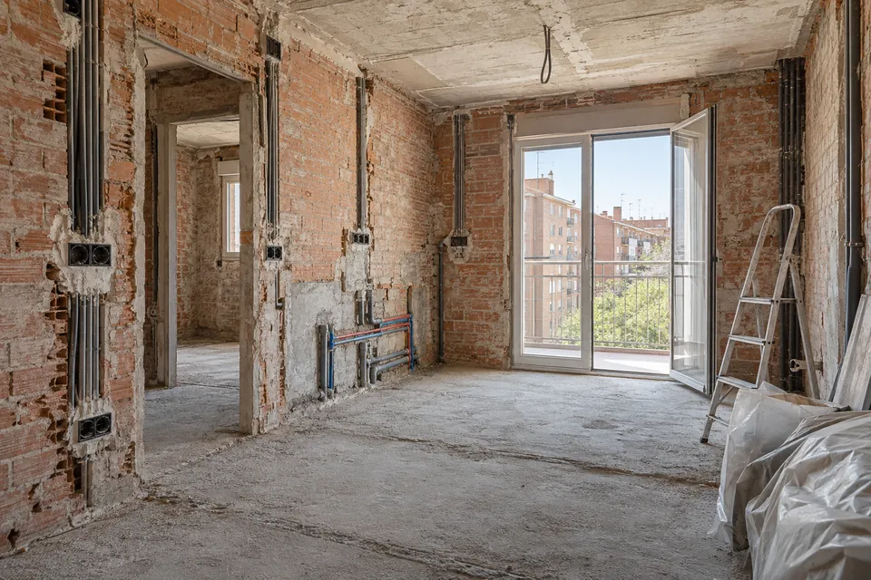 Piso de Sabadell en plena reforma integral, con las instalaciones nuevas a la vista