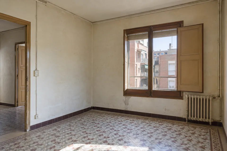 Piso antiguo de los años 60 antes de la reforma, con la instalación eléctrica a la vista