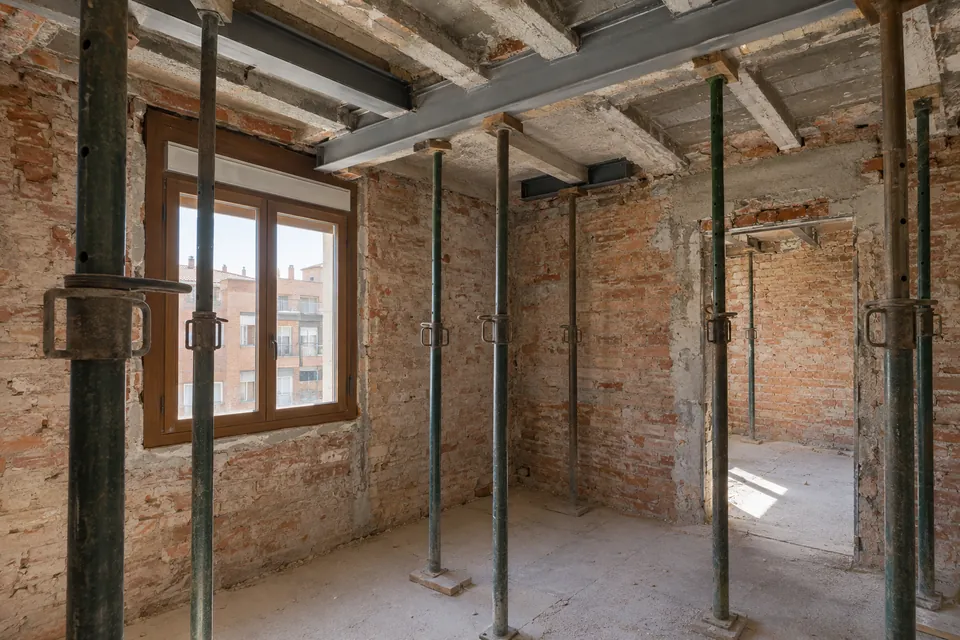 Techo de viguetas apuntalado durante la reparación de un piso de los años 50