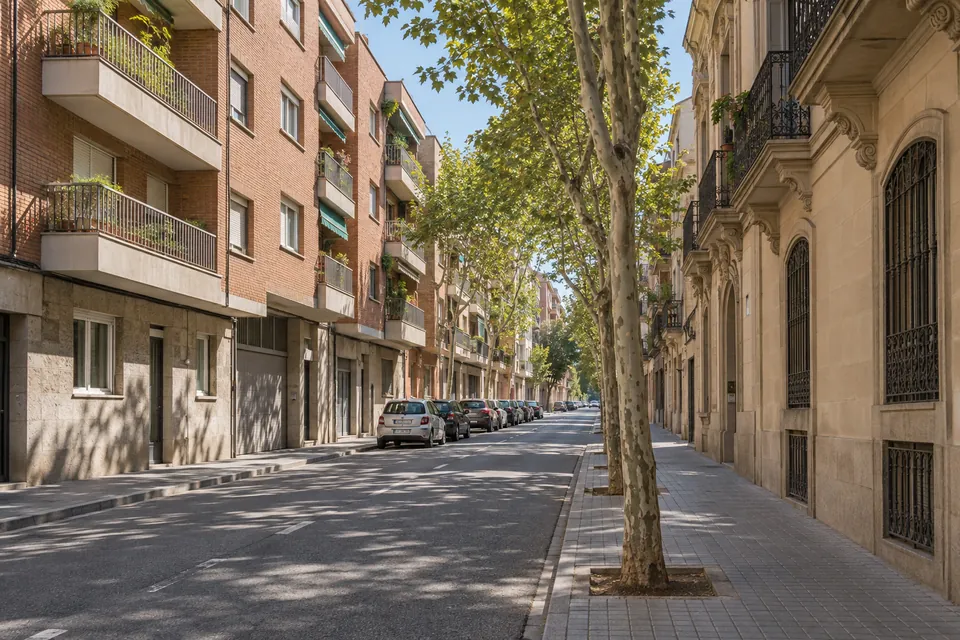 Calle residencial de Sabadell con bloques de pisos de los años 60 y 70
